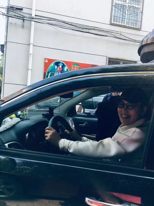 58歲的她，自駕房車旅居，一人兩犬，活成了自己喜歡的樣子